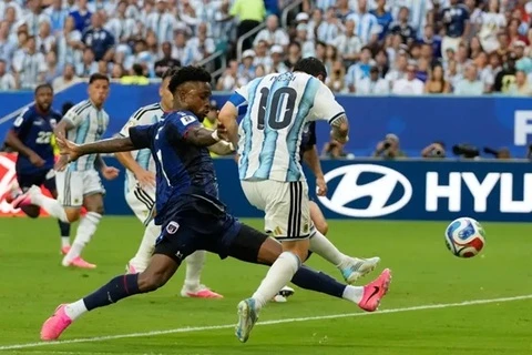 Vấn đề của Argentina là… Lionel Messi Vấn đề của Argentina là… Lionel Messi
