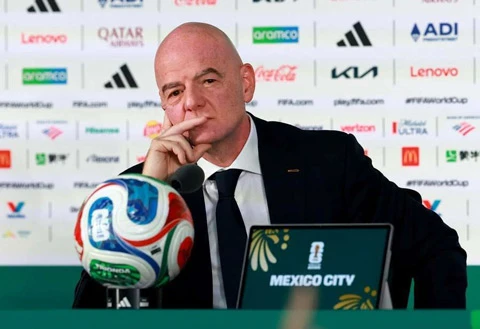 Wenger đối đầu với Infantino Wenger đối đầu với Infantino
