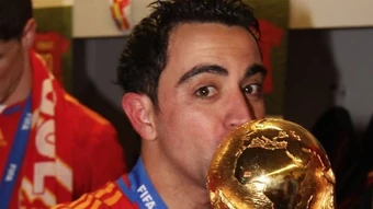Xavi Hernandez nâng Tây Ban Nha lên đỉnh thế giới