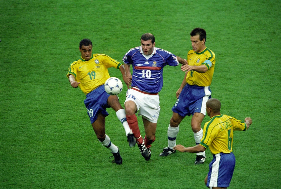 Zinedine Zidane: Huyền thoại - Chúa trời - Quân vương Zinedine Zidane: Huyền thoại - Chúa trời - Quân vương
