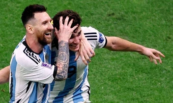 Alvarez học Messi trong siêu phẩm đá phạt hạ Barca