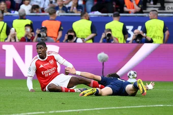 Arsenal đã may mắn khi Mosquera không nhận thẻ đỏ