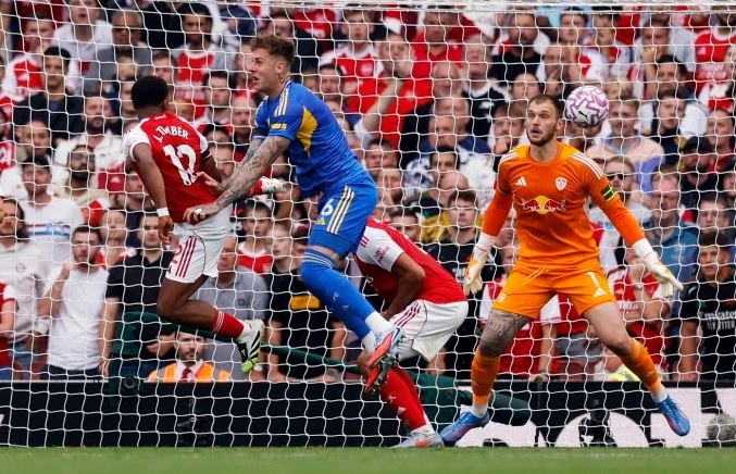 Arsenal dùng bóng chết trị chiêu dị của PSG