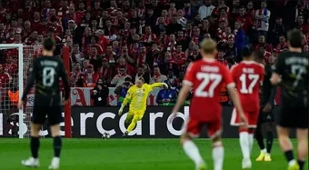 Arsenal dùng bóng chết trị chiêu dị của PSG