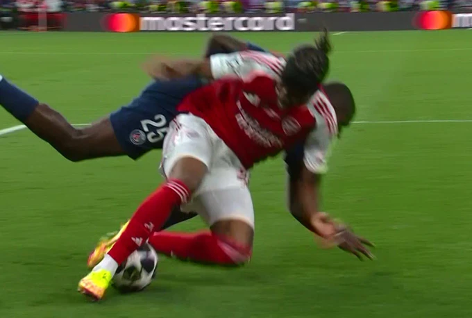Arsenal mất oan một quả penalty? Arsenal mất oan một quả penalty?