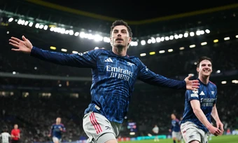 Arsenal thắng phút bù ở Champions League