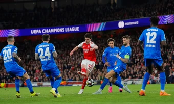 Arsenal vào tứ kết Champions League