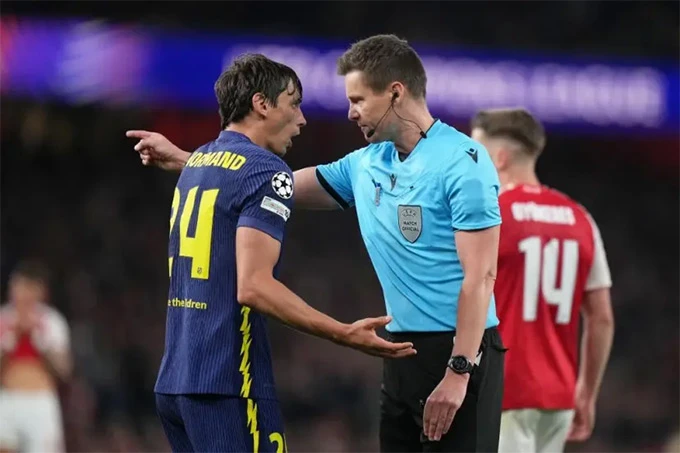Atletico yêu cầu UEFA giải thích sau thất bại trước Arsenal Atletico yêu cầu UEFA giải thích sau thất bại trước Arsenal