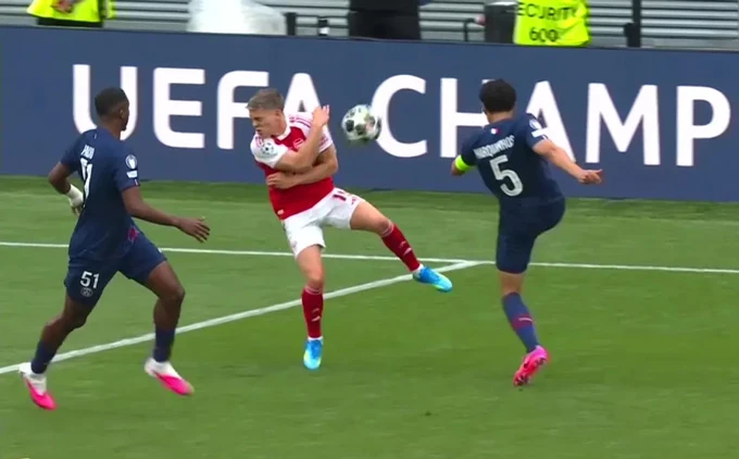 Bàn thắng của Arsenal trước PSG không hợp lệ? Bàn thắng của Arsenal trước PSG không hợp lệ?