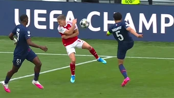 Bàn thắng của Arsenal trước PSG không hợp lệ?