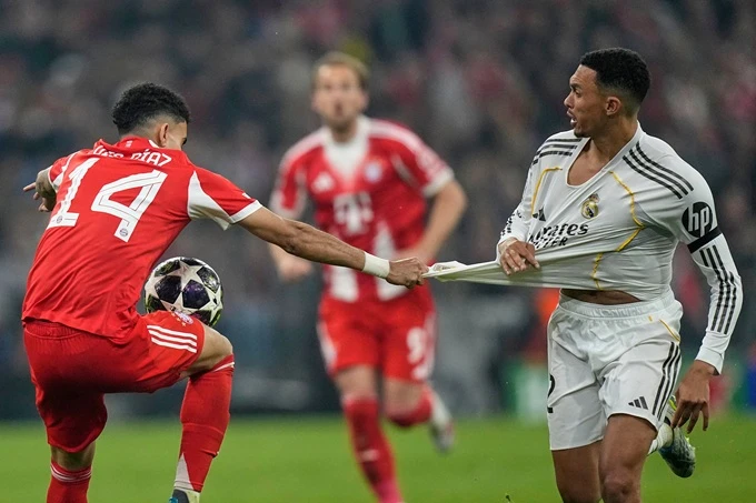 Bayern đừng ẩu đả nữa, hãy ngồi xuống đánh cờ như Arsenal!