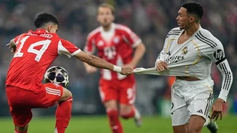 Bayern đừng ẩu đả nữa, hãy ngồi xuống đánh cờ như Arsenal!