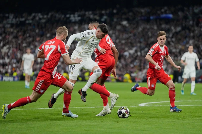 Bayern vs Real Madrid: Kền kền trắng trông cả vào 'Thần ưng' Valverde Bayern vs Real Madrid: Kền kền trắng trông cả vào 'Thần ưng' Valverde