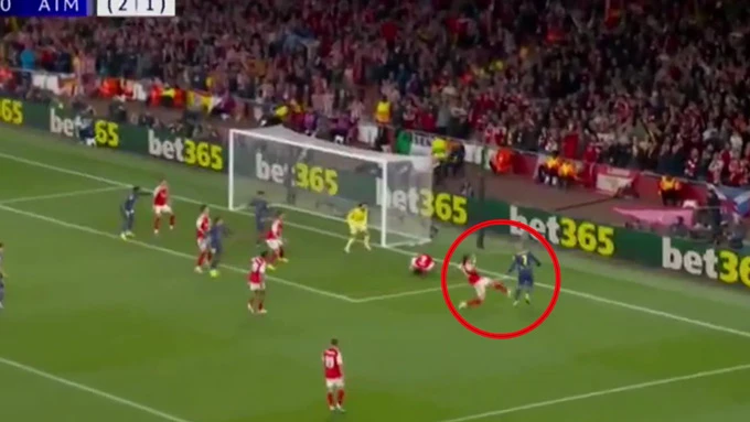 Beckham 'vạch mặt' trọng tài ở trận Arsenal vs Atletico Beckham 'vạch mặt' trọng tài ở trận Arsenal vs Atletico