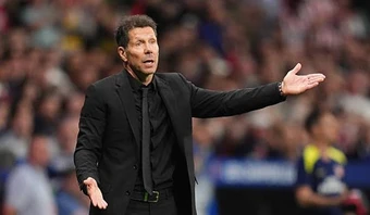 Ben White bị Simeone dằn mặt vì giẫm lên huy hiệu Atletico
