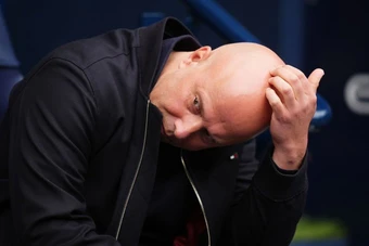 Bị PSG loại cay đắng, Arne Slot hứng bão chỉ trích