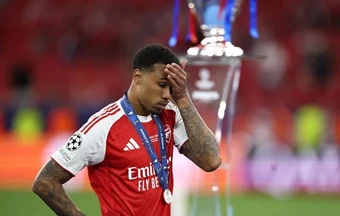 Bị xát muối sau CK Cúp C1, huyền thoại Arsenal phẫn nộ đáp trả