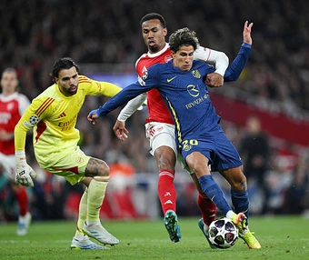 Bức tường thép đưa Arsenal vào chung kết Champions League