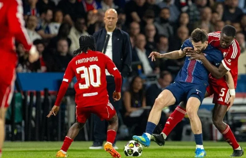 Canh bạc hậu vệ cánh của Arne Slot khiến Liverpool trả giá Canh bạc hậu vệ cánh của Arne Slot khiến Liverpool trả giá