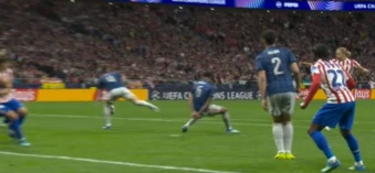 Carragher gọi quả phạt đền của Atletico là vết nhơ Champions League