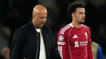 Carragher khẳng định Arne Slot mác sai lầm thảm họa trước PSG