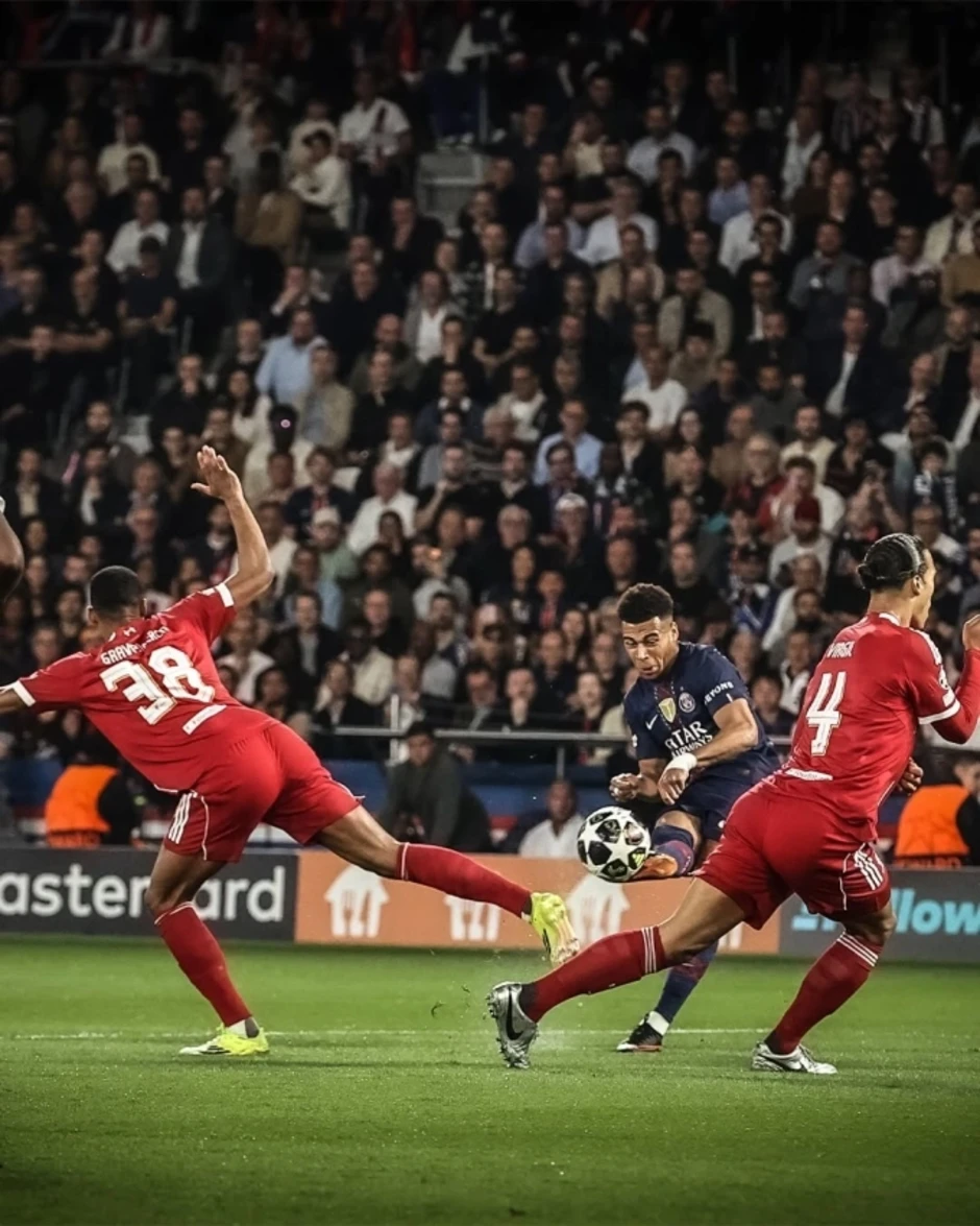 Carragher: 'Liverpool đá như đội hạng dưới với 5 hậu vệ' Carragher: 'Liverpool đá như đội hạng dưới với 5 hậu vệ'