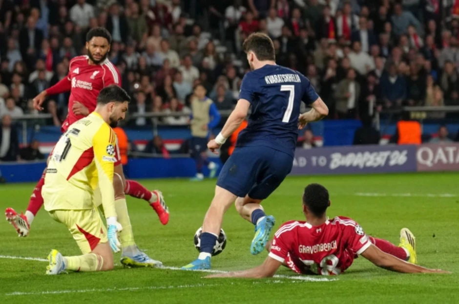 Carragher: 'Liverpool đá như đội hạng dưới với 5 hậu vệ' Carragher: 'Liverpool đá như đội hạng dưới với 5 hậu vệ'