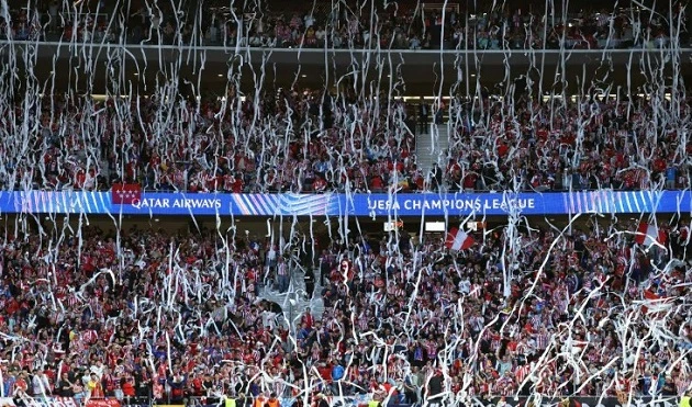 CĐV Atletico ném giấy, bình luận viên BBC dính đòn CĐV Atletico ném giấy, bình luận viên BBC dính đòn