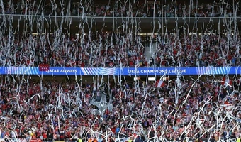 CĐV Atletico ném giấy, bình luận viên BBC dính đòn