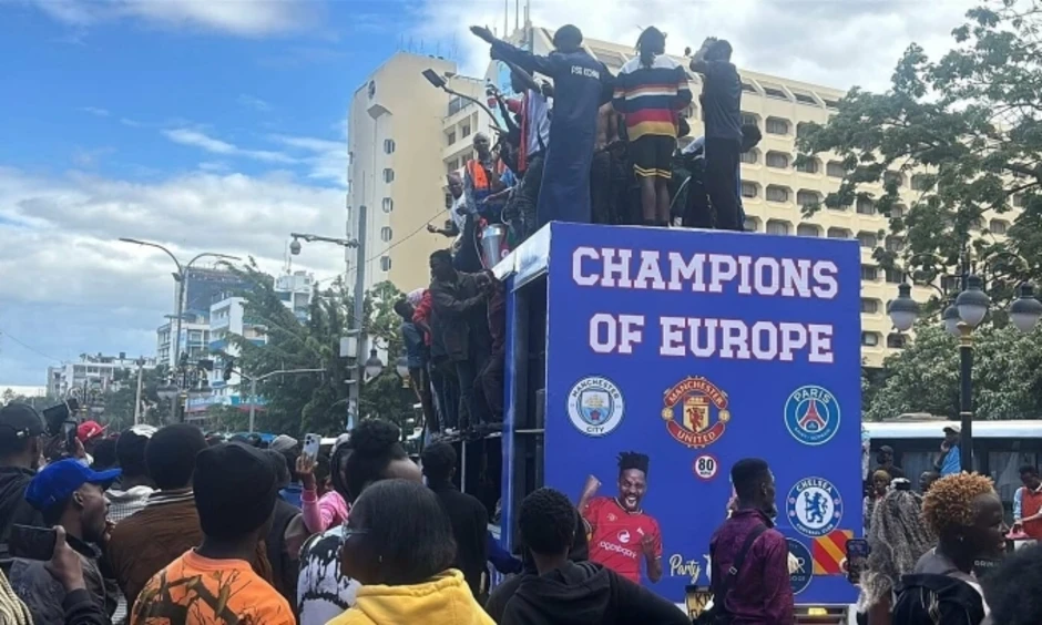 CĐV Man Utd cầm đầu buổi diễu hành mừng thất bại của Arsenal CĐV Man Utd cầm đầu buổi diễu hành mừng thất bại của Arsenal
