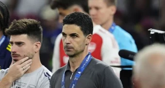 Chelsea mỉa mai Arsenal bằng cúp C1 sau trận chung kết