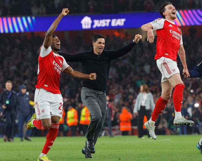 Cơn khát 20 năm và người hùng số một của Arsenal Cơn khát 20 năm và người hùng số một của Arsenal
