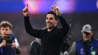 Cơn khát 20 năm và người hùng số một của Arsenal