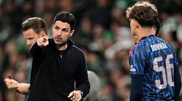 Đã đến lúc Arteta dùng sự ngây thơ của Dowman cứu Arsenal Đã đến lúc Arteta dùng sự ngây thơ của Dowman cứu Arsenal