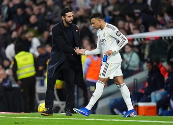 Đằng sau lời khen của Arbeloa là cảnh báo cho Mbappe