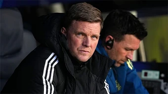 Eddie Howe tái lập kỷ lục buồn của Gary Neville