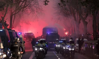Fan Barca lại tấn công xe buýt Atletico Madrid tại Nou Camp