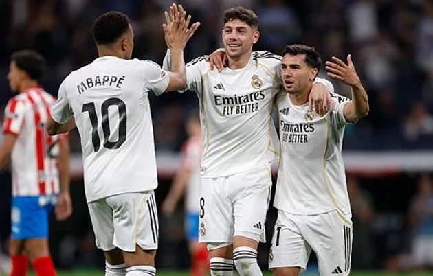 Fan Bayern bắn pháo hoa quấy rối Real Madrid lúc nửa đêm Fan Bayern bắn pháo hoa quấy rối Real Madrid lúc nửa đêm