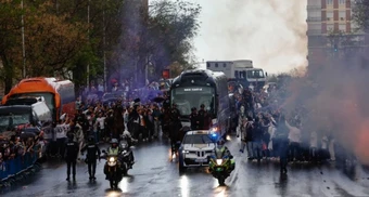 Fan khỏa thân náo loạn buổi đón xe bus của Real Madrid