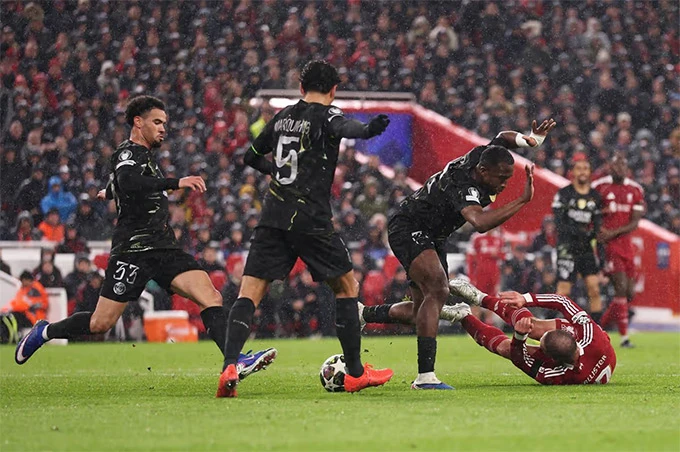 Fan Liverpool phẫn nộ trước hai quyết định của Arne Slot Fan Liverpool phẫn nộ trước hai quyết định của Arne Slot