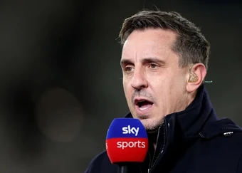 Gary Neville "mách nước" Arsenal cách hạ gục PSG