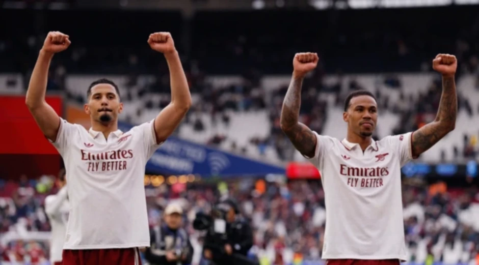 Hàng thủ của Arsenal được ví như 'taxi London' Hàng thủ của Arsenal được ví như 'taxi London'