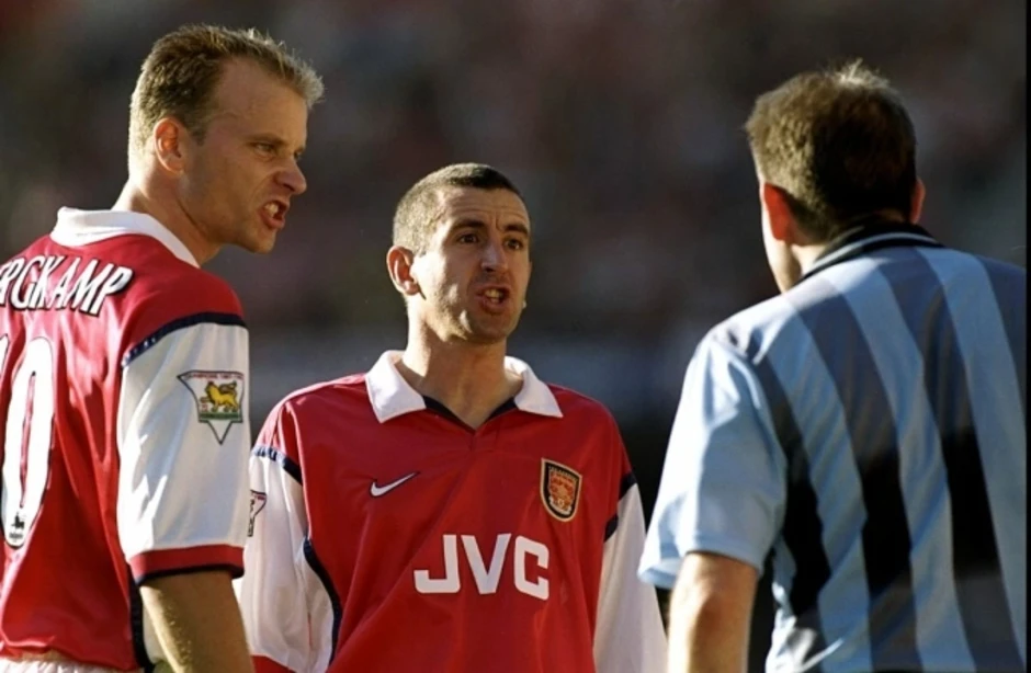 Hàng thủ của Arsenal được ví như 'taxi London' Hàng thủ của Arsenal được ví như 'taxi London'