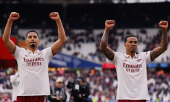 Hàng thủ của Arsenal được ví như 'taxi London'