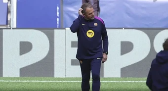 Hansi Flick nối gót Xavi phàn nàn mặt cỏ sân Atletico Madrid