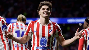 Julian Alvarez đi vào lịch sử sau quả 11m trước Arsenal, Simeone lập kỷ lục mới