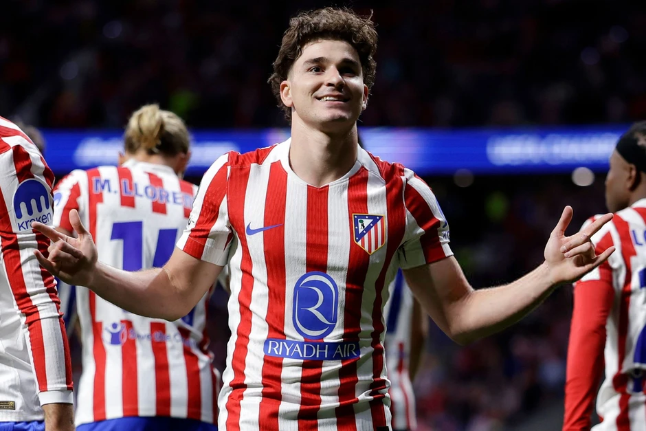 Julian Alvarez vượt qua đàn anh Messi, Simeone lập kỷ lục mới Julian Alvarez vượt qua đàn anh Messi, Simeone lập kỷ lục mới