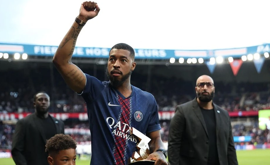 Kimpembe vinh dự mang cúp ra sân ở chung kết C1 của PSG Kimpembe vinh dự mang cúp ra sân ở chung kết C1 của PSG