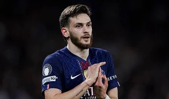 Kvaratskhelia cho rằng PSG lẽ ra phải thắng đậm Liverpool