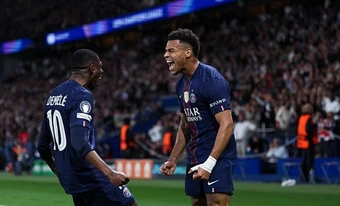 Kvaratskhelia rực sáng giúp PSG nhấn chìm Liverpool